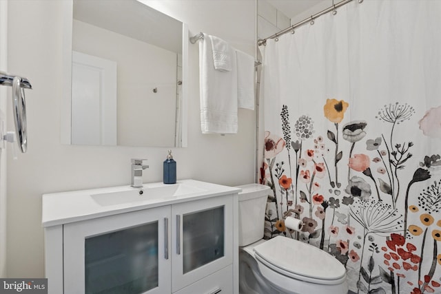 full bath with vanity, toilet, and a shower with curtain