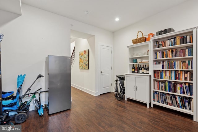 misc room featuring recessed lighting, dark wood-style floors, and baseboards