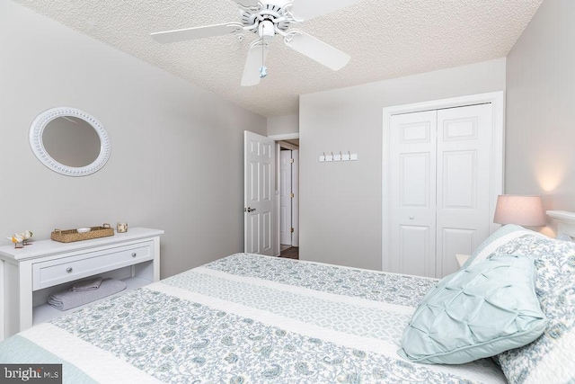 bedroom featuring a closet, a textured ceiling, and ceiling fan