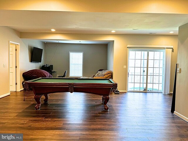 playroom with recessed lighting, baseboards, plenty of natural light, and wood finished floors