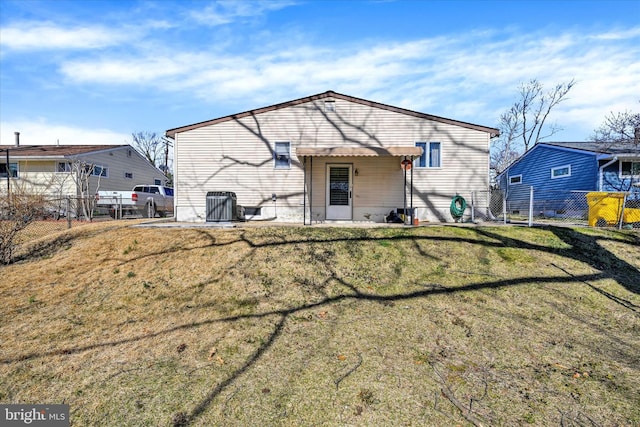 view of front of home featuring a front lawn and fence