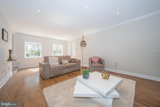 living room featuring recessed lighting, baseboards, wood finished floors, and ornamental molding