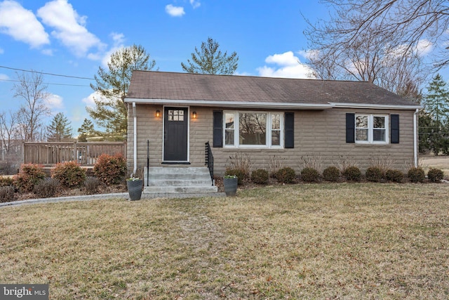 view of front of property featuring a front yard