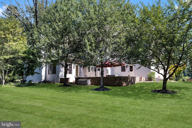 view of front facade featuring a front lawn