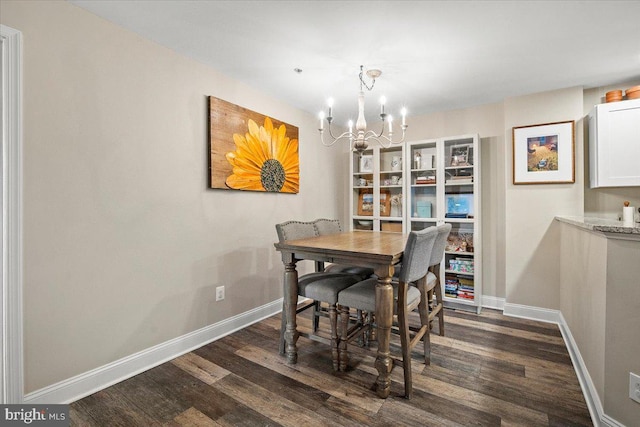 dining space with a notable chandelier, dark wood-style floors, and baseboards