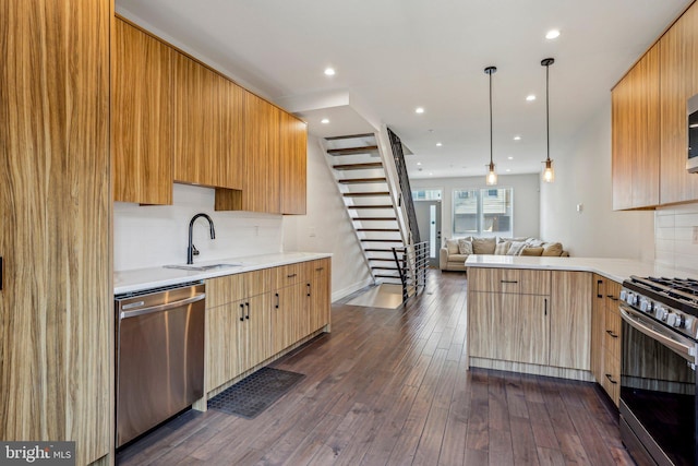 kitchen featuring a sink, dark wood-style floors, modern cabinets, and stainless steel appliances