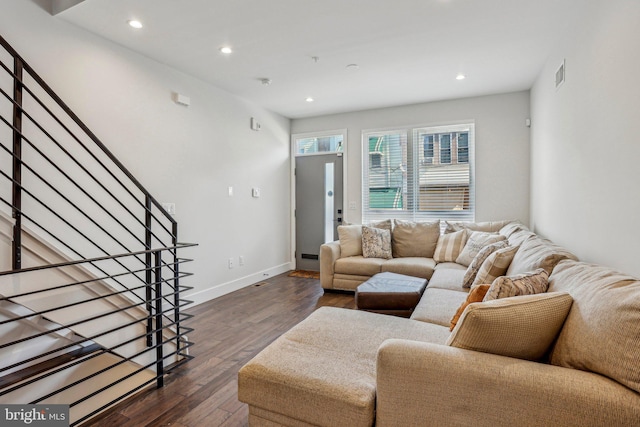 living area with visible vents, recessed lighting, dark wood-type flooring, and baseboards