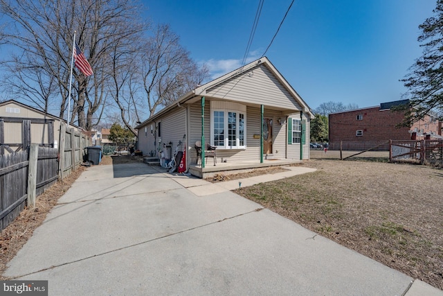 view of front of property featuring a porch and fence