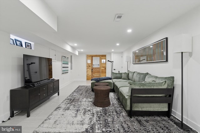 living area with visible vents, recessed lighting, and baseboards