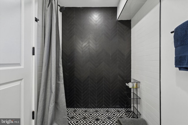 bathroom featuring tiled shower