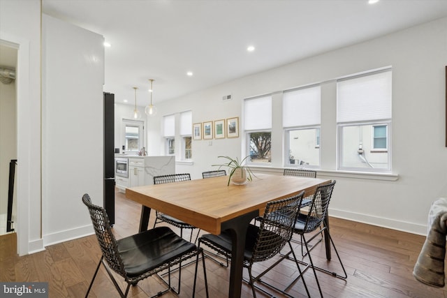 dining room featuring visible vents, recessed lighting, baseboards, and dark wood-style flooring