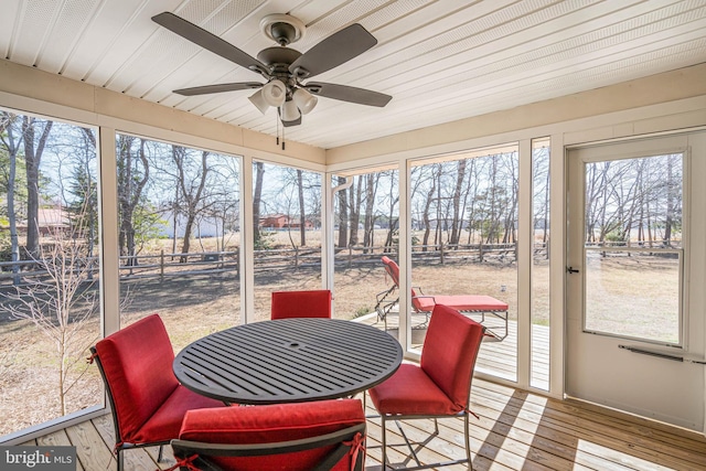 sunroom / solarium with a ceiling fan