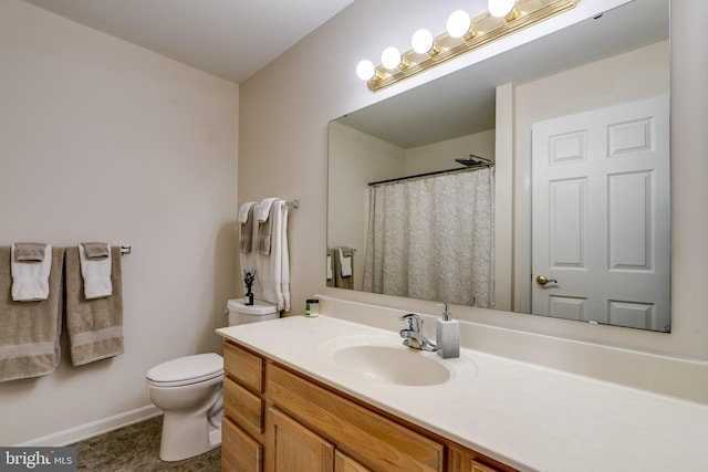 full bathroom featuring curtained shower, baseboards, toilet, and vanity