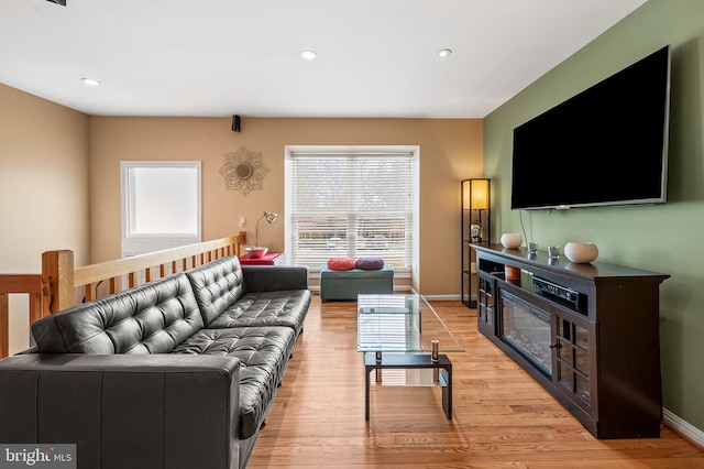 living area featuring light wood finished floors, recessed lighting, and baseboards