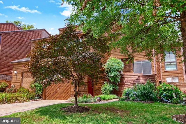 view of front of house featuring a front yard, a garage, and driveway