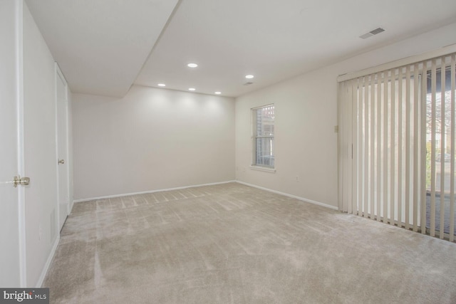 unfurnished room with visible vents, recessed lighting, baseboards, and carpet