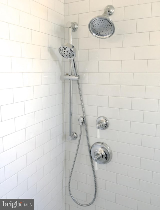 full bath with tiled shower