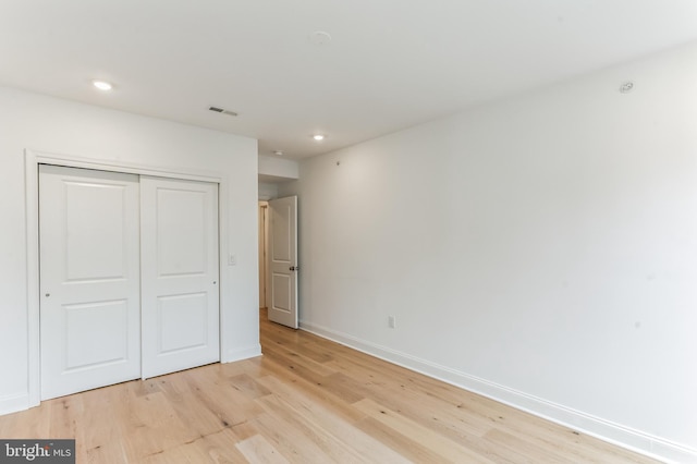 unfurnished bedroom featuring visible vents, baseboards, recessed lighting, a closet, and light wood-type flooring