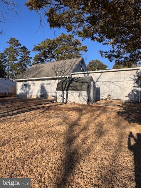 view of side of property with an outdoor structure