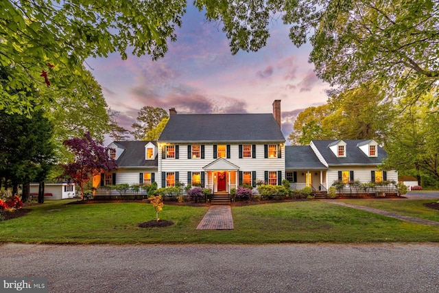 view of front facade with a front lawn