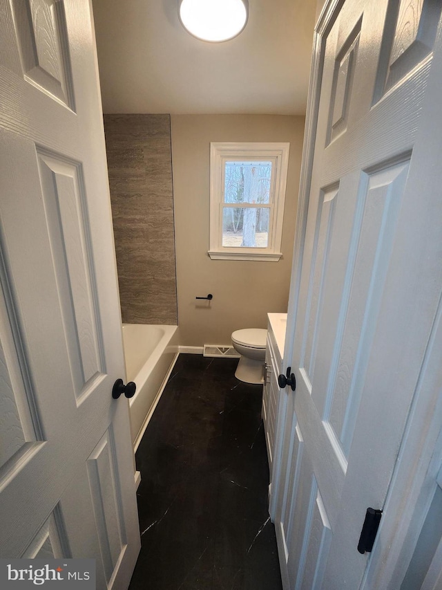 full bath featuring visible vents, baseboards, a washtub, toilet, and vanity