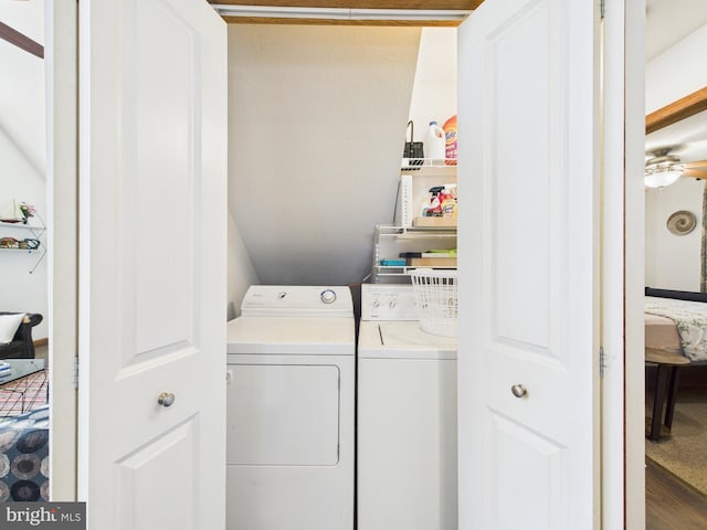laundry room with laundry area and washing machine and dryer