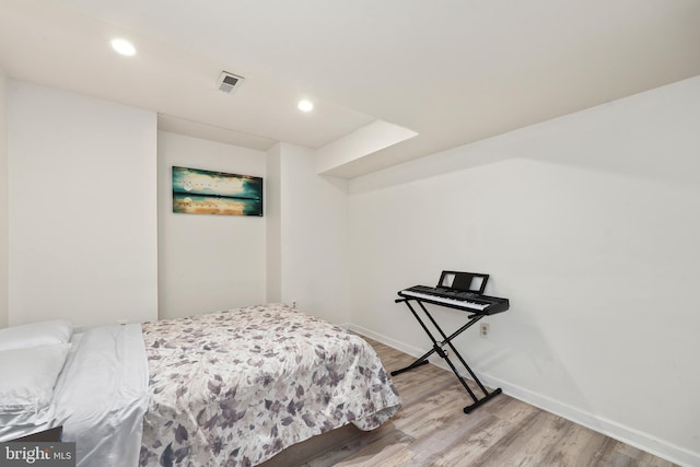 bedroom with light wood-style flooring, recessed lighting, visible vents, and baseboards