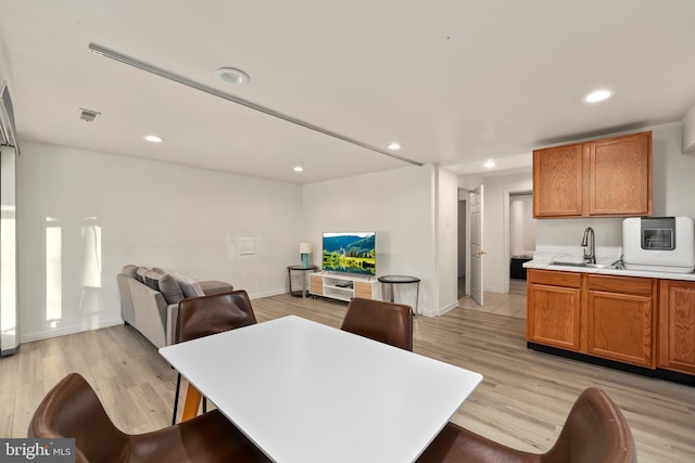 dining area featuring recessed lighting, visible vents, light wood finished floors, and baseboards