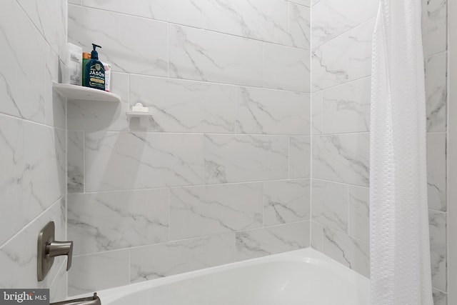 bathroom featuring shower / tub combo