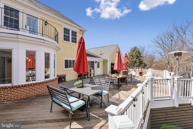 deck featuring outdoor dining space