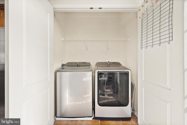 washroom with laundry area and washer and clothes dryer