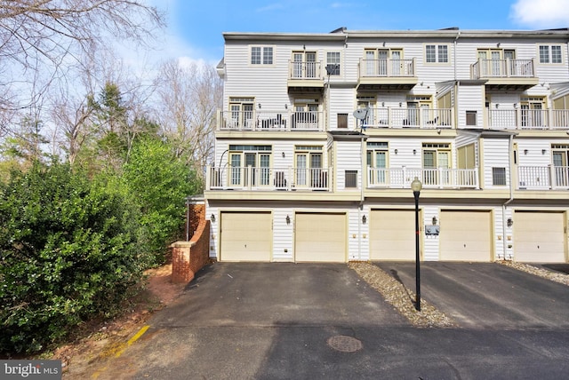 view of front facade with a garage and driveway