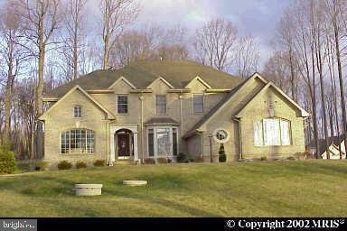 view of front facade featuring a front yard