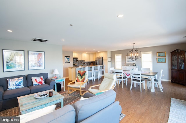 living room featuring visible vents, recessed lighting, baseboards, and light wood-style floors