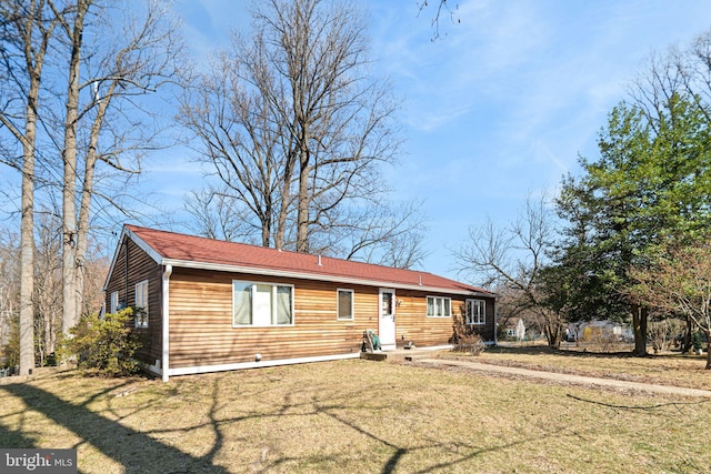 single story home with a front lawn