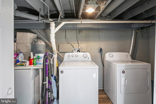 laundry room with laundry area, wood finished floors, and independent washer and dryer