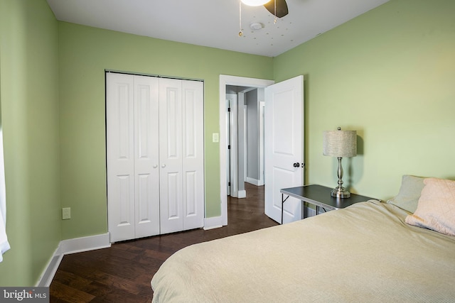 bedroom with ceiling fan, a closet, baseboards, and dark wood-style floors