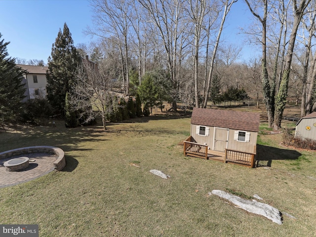 view of yard featuring an outbuilding and a storage unit