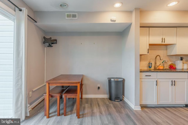 dining room with visible vents, recessed lighting, baseboards, and light wood-style floors