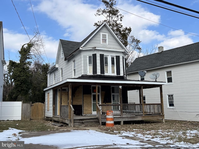 view of front of home featuring fence and covered porch