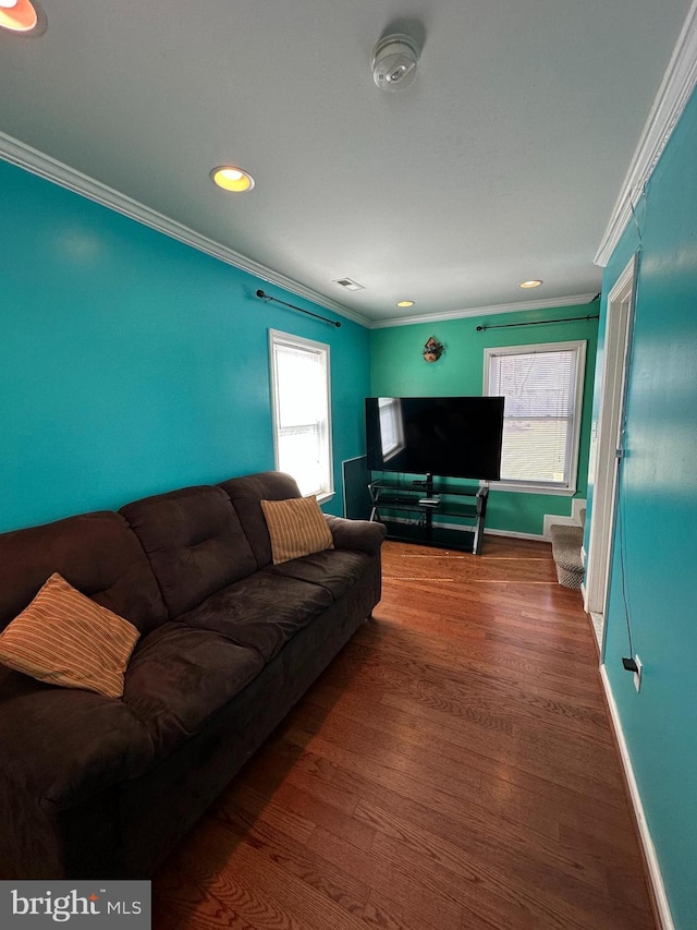 living room featuring recessed lighting, baseboards, wood finished floors, and crown molding