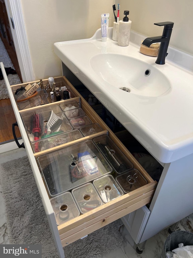 bathroom featuring a sink