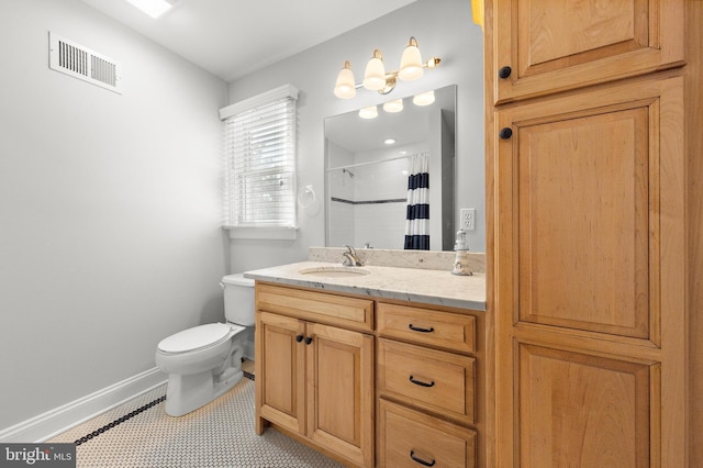 bathroom featuring vanity, a shower with curtain, baseboards, visible vents, and toilet