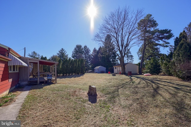 view of yard featuring an outbuilding