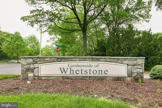 view of community / neighborhood sign