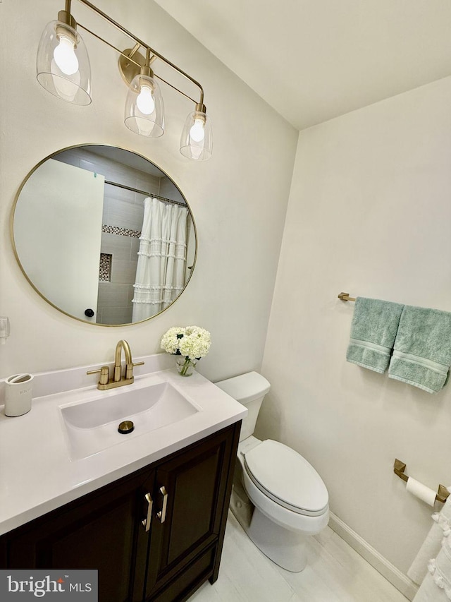 full bath with curtained shower, toilet, vanity, and baseboards