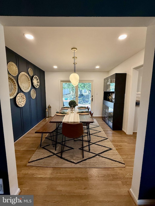 dining area with recessed lighting, light wood-type flooring, and baseboards