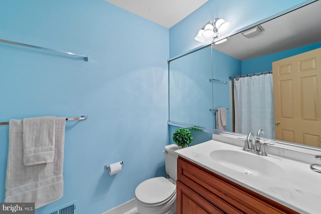 full bathroom with vanity, toilet, a shower with curtain, and visible vents