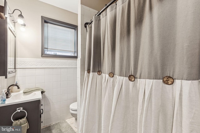 3144 Gaul St, Philadelphia, PA 19134 - full bath with tile walls, a shower with shower curtain, toilet, vanity, and wainscoting