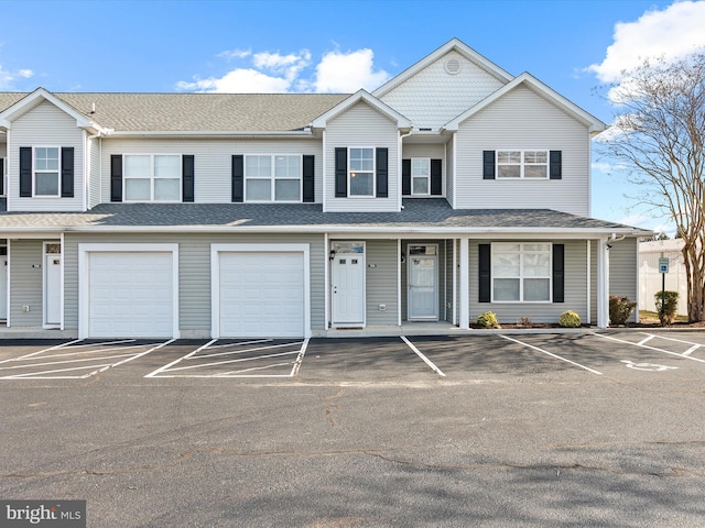 townhome / multi-family property featuring a shingled roof